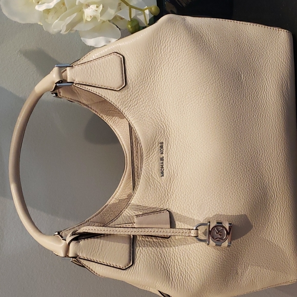 MICHAEL Michael Kors Handbags - ❣️💫MARK DOWN 💫❣️Michael Kors cream Bag